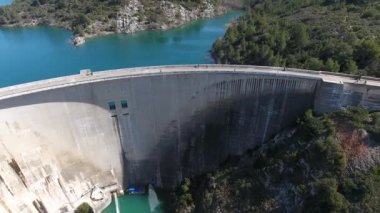 Fransa 'nın güneyindeki Bimont Barajı' nın üzerinden zoom yaparak dağ oluşturuldu.