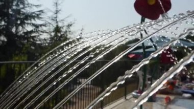 Su çeşmesi oyunları yavaş çekimde. Güneşli bir gün