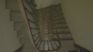 Merdivenden aşağı inerken yukarıdan vurulmuş. Spiral merdiven içi güzel.