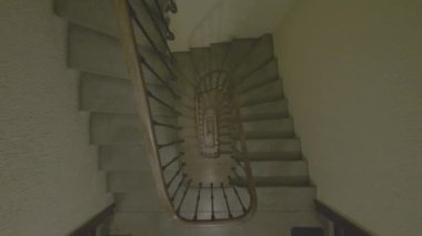 Merdivenden aşağı inerken yukarıdan vurulmuş. Spiral merdiven iç mekan güzel efekt