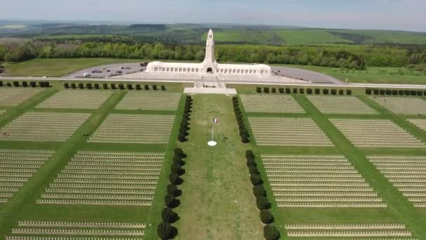 Douaumont cemitério por drone dia. Primeira Guerra Mundial — Vídeo de Stock