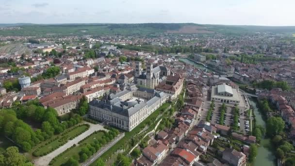 Flyg med drönare mot Verdun Cathedral i Lorraine, Frankrike. Solig dag — Stockvideo