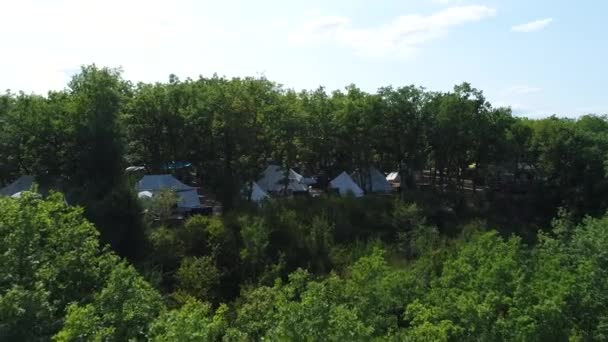 Vue Aérienne Tentes Dans Une Forêt Camping France Journée Ensoleillée — Video