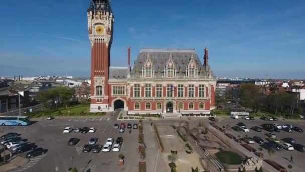 Calais prefeitura distinta com um relógio de 74 metros de altura e belfry. Vista aérea de drones — Vídeo de Stock