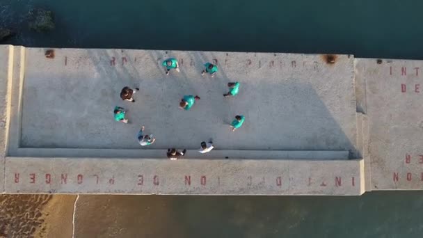 Breakdancer Tanzen Auf Einer Betonbrücke Mit Umliegenden Stränden Gesamtübersicht — Stockvideo
