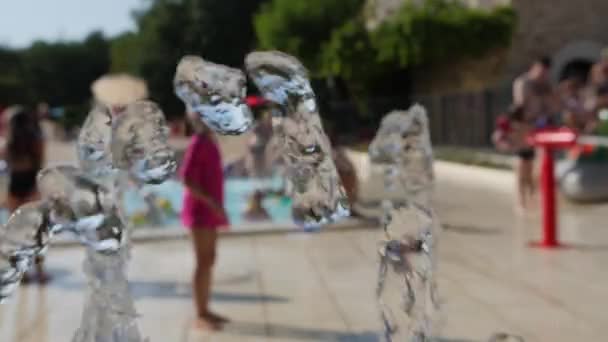 キャンプ場でのスローモーションでの噴水 人々はプールの背景に冷たい 晴れた日フランス — ストック動画
