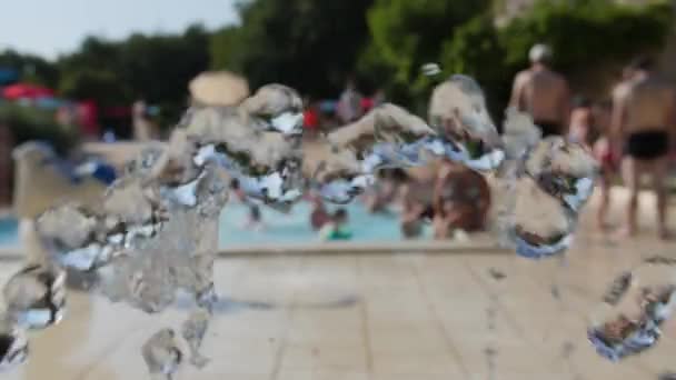 Fonte Água Câmera Lenta Acampamento Pessoas Refrigerando Fundo Piscina — Vídeo de Stock