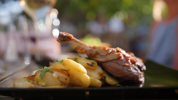 Batatas e pato confit close up tiro — Vídeo de Stock