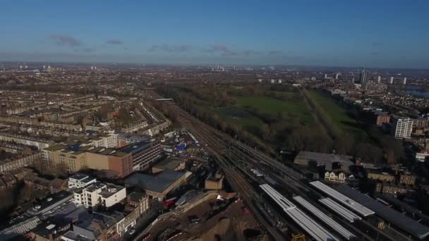 Stadtteil Finsbury in London England per Drohne, Bahnhof und Park — Stockvideo