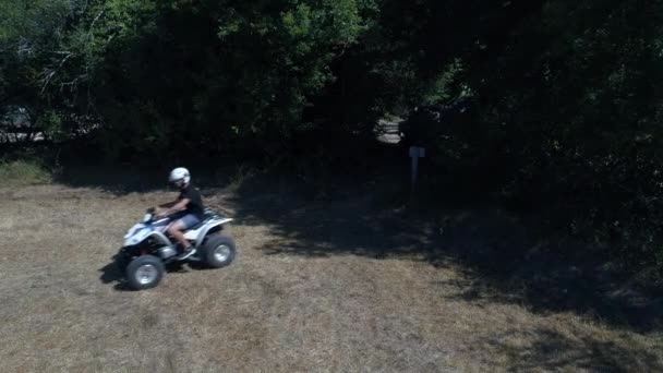 Bicicletas cuádruples de montaña con vista aérea de drones — Vídeos de Stock