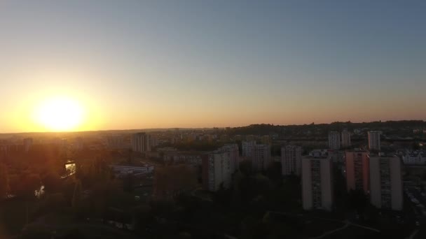 Воздушный масштаб над жилым небольшим зданием во время захода солнца. Франция — стоковое видео