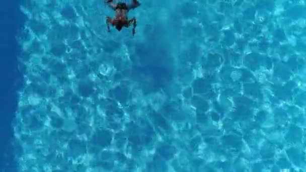 수영장에서 수영하는 사람들의 스톡 비디오