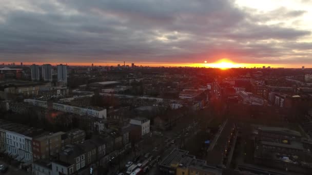 Pôr-do-sol nublado sobre o bairro de Findsbury em Londres vista drone — Vídeo de Stock