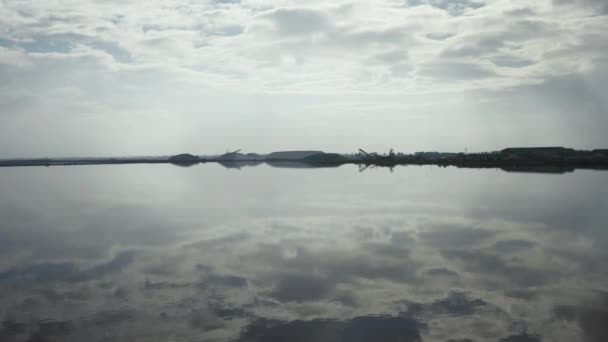 Salin du midi Aigues - Mortes空中无人驾驶飞机的盐滩多云天 — 图库视频影像