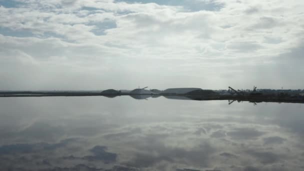 Salin d'Aigues-Mortes空中无人驾驶飞机在盐沼上的镜像反射 — 图库视频影像