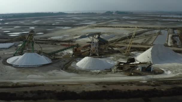 Salinas de Aigues-Mortes perto da vista aérea global. — Vídeo de Stock