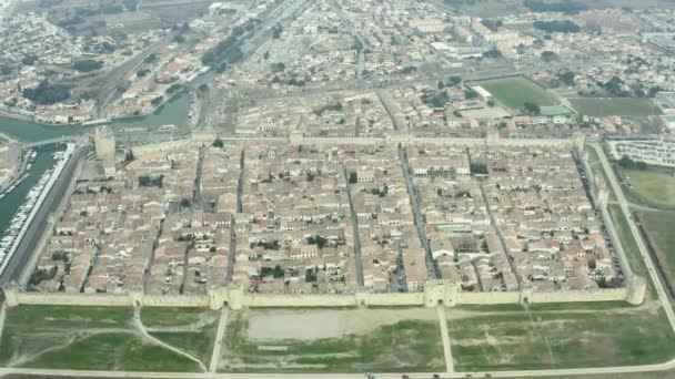 Vista completa del dron de la tarde nublada de Aigues Mortes. Ciudad amurallada en Francia — Vídeo de stock