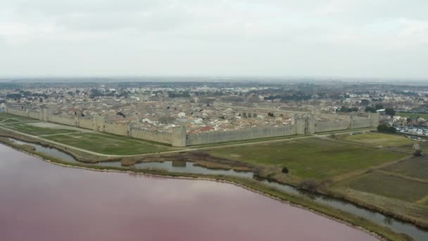 Flygfoto över Aigues-Mortes mur stad i Frankrike. Camargue grumlig eftermiddag — Stockvideo