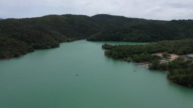 Fransız kürek federasyonu Saint Cassien Fransa gölü su birikintisi su sporları takımının havadan çekimini yaptı