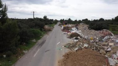 Yetkisiz çöplüklerle dolu bir yolun üzerinde uçmak ekolojik bir felaket. Üzücü gerçek Fransa