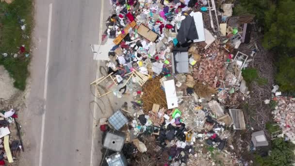 Flygdrönare Utsikt Över Sopor Längs Asfalterad Väg Illegalt Avfall Dumpa — Stockvideo