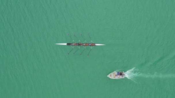 赛艇队与一名教练在圣卡辛法国瓦尔湖进行空中俯瞰训练后 — 图库视频影像