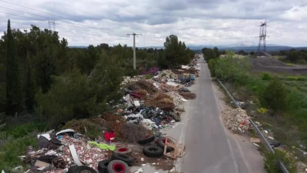 Stos Odpadów Nielegalne Wyrzucanie Śmieci Ponad Milę Wzdłuż Drona Lotniczego — Wideo stockowe