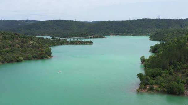 Deux Hommes Sur Bateau Rames Entraînant Lac Saint Cassien Tir — Video