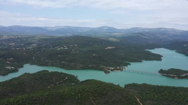 Plano Aéreo Panorámico Del Lago Saint Cassien Montañas Fondo Famoso — Vídeos de Stock