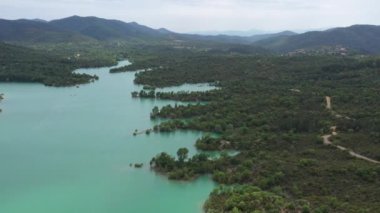 Saint Cassien Gölü 'nün arka planında dağlar ve Fransa' nın su deposu olan havadan çekilmiş görüntüleri.