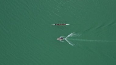 Saint Cassien su sporu Fransa rezervuarı olan bir teknede koçu olan bir kürek takımının üzerinden çekime çok az kaldı.