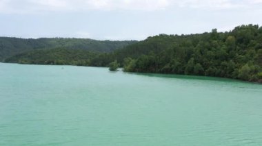 Saint Cassien Gölü üzerinde Fransa Var sahilinde bitki örtüsüyle uçan havadan çekilen bir çekim var.