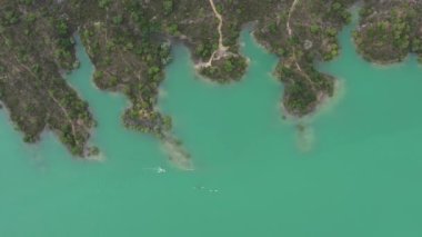 Saint Cassien Gölü spor kürek takımlarının havadan görünüşü Var Fransa kıyısı boyunca antrenman yapıyor.