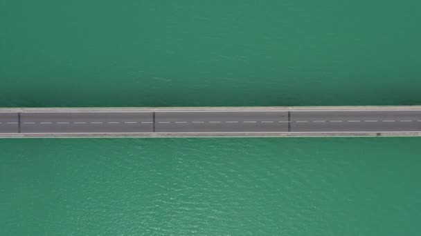 橋の空中垂直トップショット車を右に左に渡すと、湖フランス — ストック動画