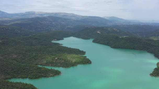 Vuelta Aérea Descubriendo Puente Que Cruza Las Montañas Del Lago — Vídeos de Stock