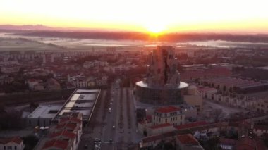 Arles Modern Binası 'nın havadan çekilmiş fotoğrafı, Luma Vakfı. 