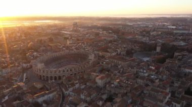 Fransa 'daki Arles amfitiyatro arenasında uçan uçak. 