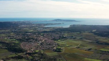 Akdeniz kıyısındaki Balaruc les bains Sete France 'da dağlar ve üzüm bağları. 