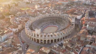 Arles Roma amfi tiyatrosu, muhteşem hava gündoğumu çekimi, Fransa turistik cazibesi, boğa güreşi arenası.