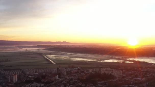 Восход Солнца Над Туманными Полями Мистический Воздушный Выстрел Арль Франция — стоковое видео