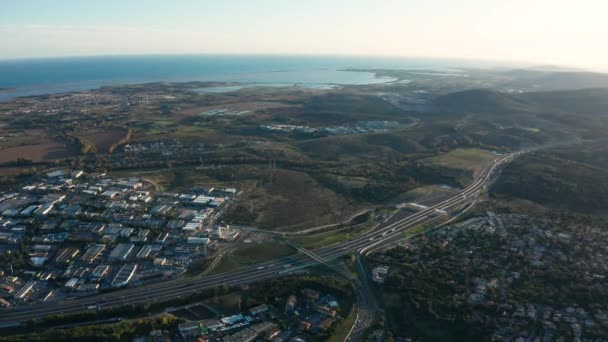 Autosnelweg tolheffing Montpellier antenne schot Middellandse Zee industriegebied — Stockvideo