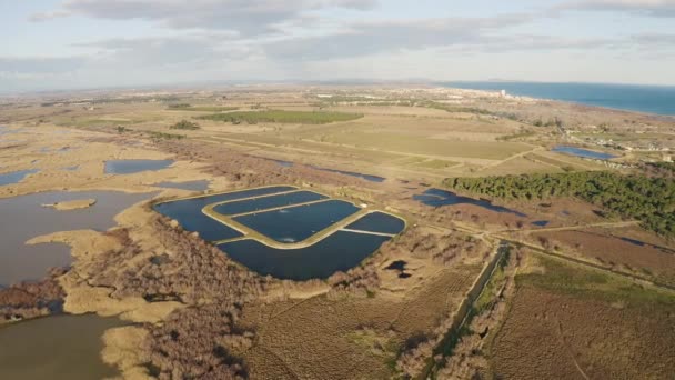 Serbatoio di purificazione acqua aerea drone vista tramonto tempo Vendres Francia aerea — Video Stock