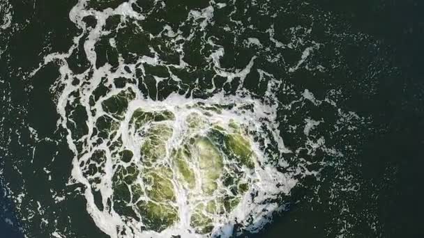 Vertikale Luftaufnahme in Zeitlupe Blasen aus Wasser in einem Aufbereitungsbecken — Stockvideo