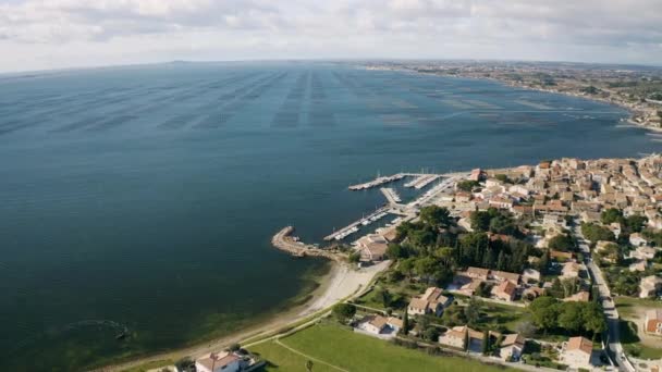 Bouzigues luchtfoto drone view met oesterteelt op de achtergrond Etang de Thau — Stockvideo