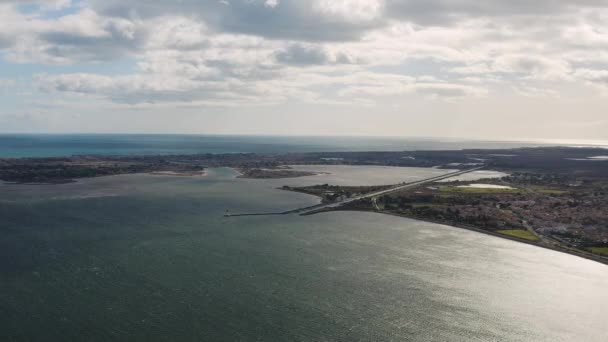 Canal du midi entrée dans le bassin de Thau vue imprenable sur drone aérien France — Video