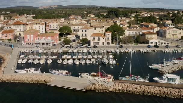 Αριστερά προς τα δεξιά ταξιδεύουν πάνω από Bouzigues λιμάνι ηλιόλουστη μέρα ιστιοπλοϊκά σκάφη και παλιά πόλη — Αρχείο Βίντεο