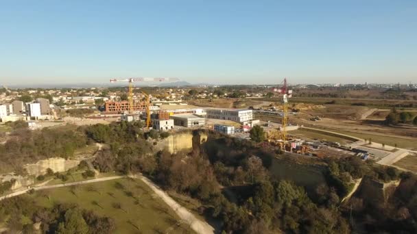 Saint Jean de Vedas vista aérea de drones con grúas desde una ciudad — Vídeo de stock