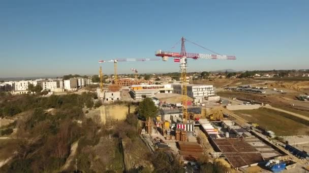 Disparo aéreo de un dron volando alrededor de una obra de construcción con grúas en Francia — Vídeo de stock