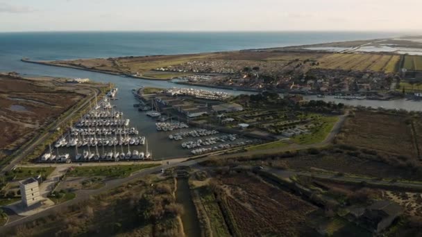 Flyger runt hamnen i Chichoulet i Vendres segling och fiskehamn — Stockvideo