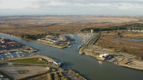 Chichoulet přístav podél řeky Aude letecké drone pohled západ slunce čas rybaření — Stock video